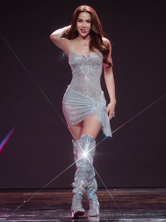 Quyến rũ, nổi bật trong đêm tiệc với trang phục kim sa- Ảnh 3. Quyến rũ, nổi bật trong đêm tiệc với trang phục kim sa- Ảnh 3.