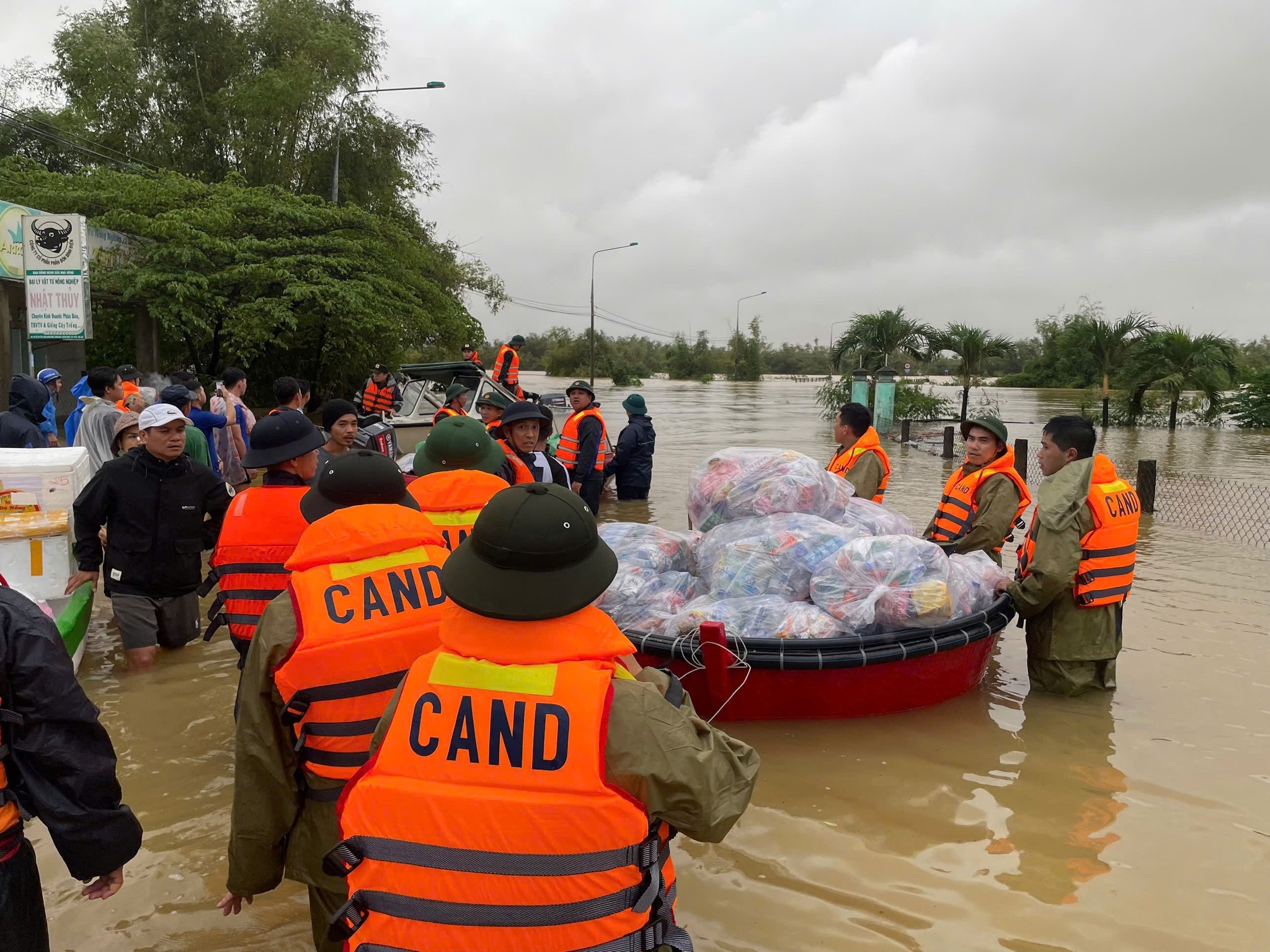 Đà Nẵng khẩn trương cứu hộ 10 xã bị cô lập do mưa lũ - Ảnh 3.