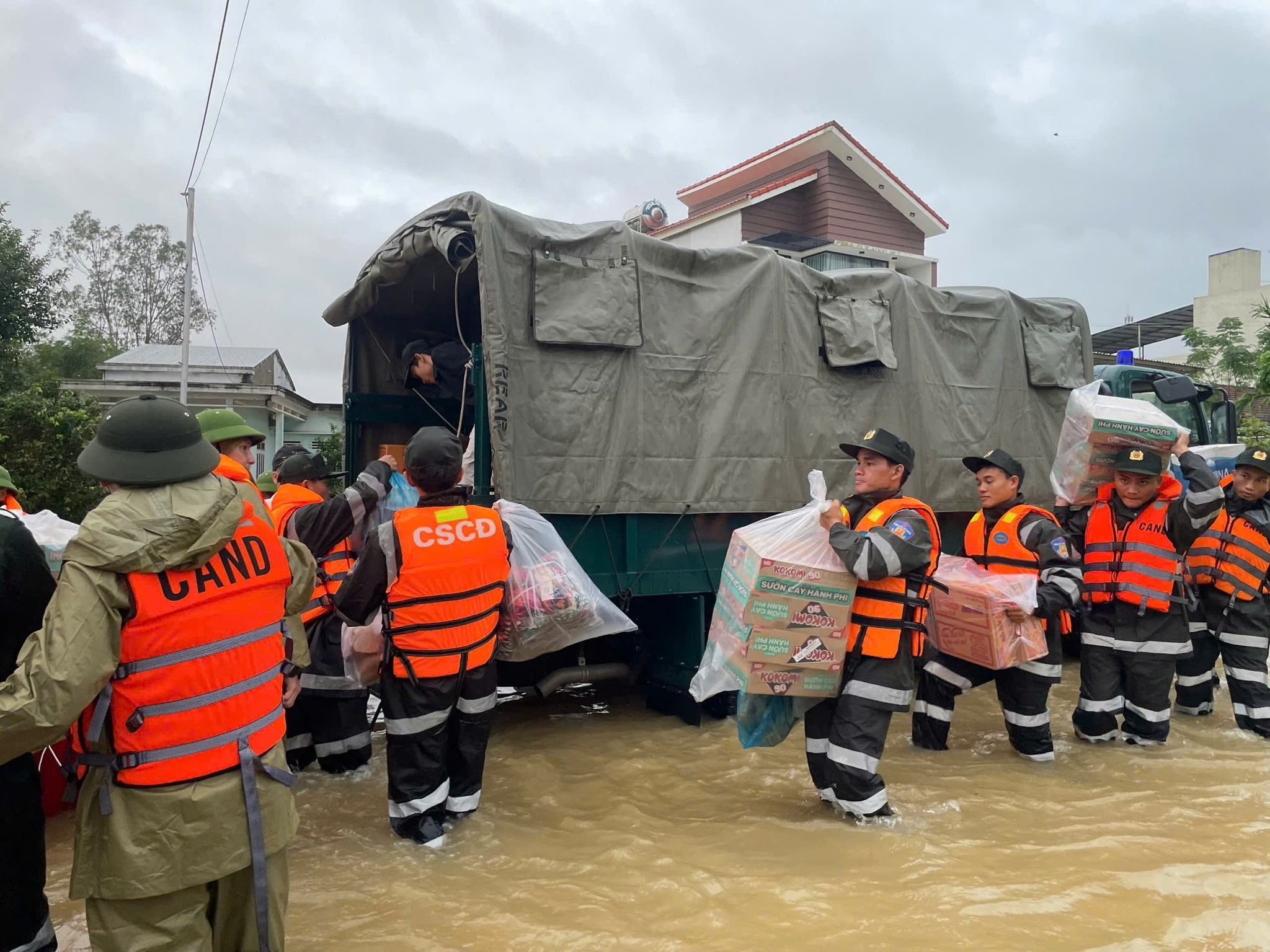 Đà Nẵng khẩn trương cứu hộ 10 xã bị cô lập do mưa lũ - Ảnh 4.