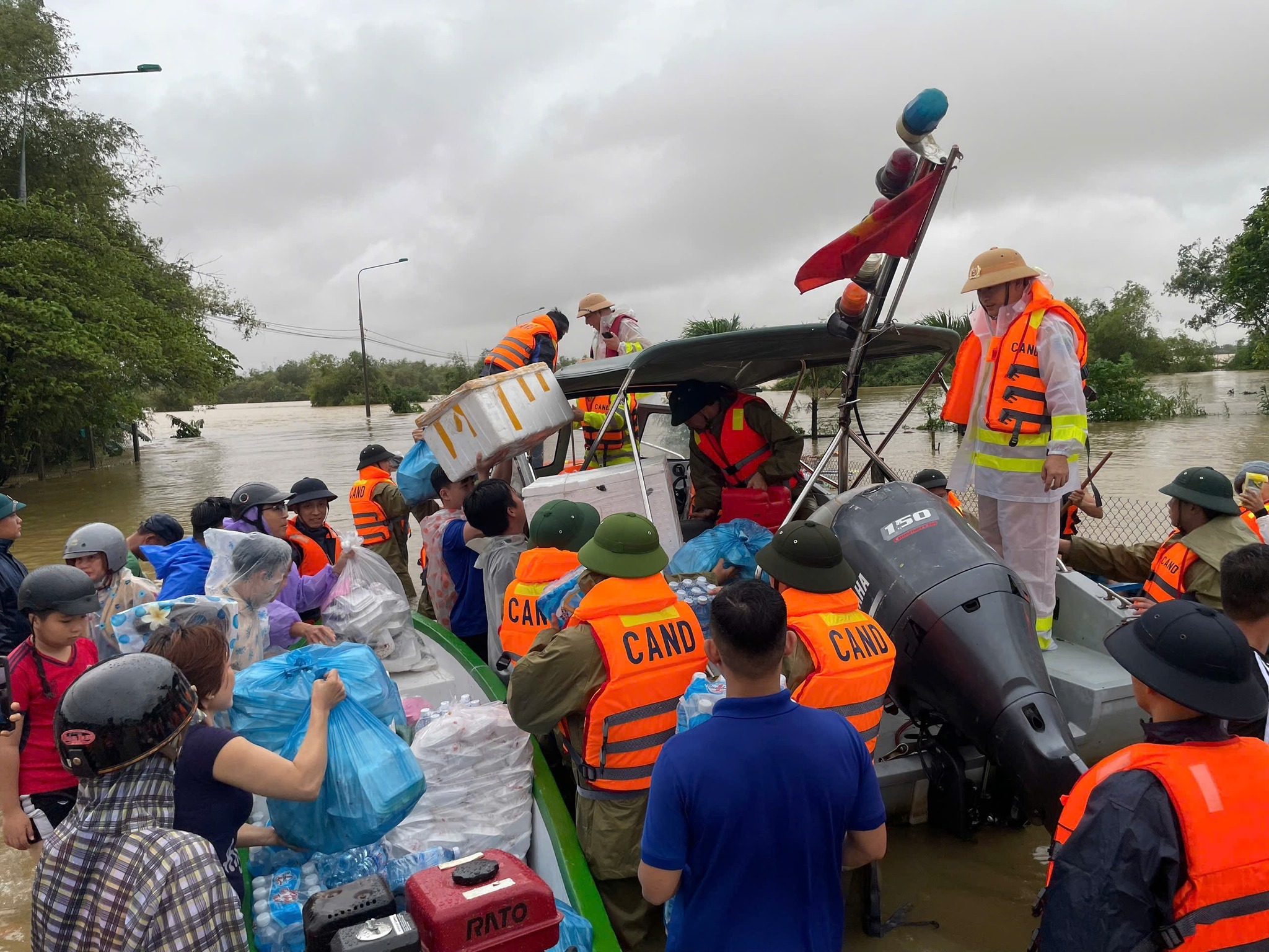 Đà Nẵng khẩn trương cứu hộ 10 xã bị cô lập do mưa lũ - Ảnh 5.