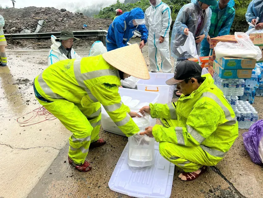 https-::plo.vn:no-luc-giai-cuu-hang-chuc-o-to-mac-ket-tren-deo-lo-xo-post878394.html