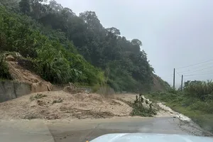 Xe múc mắc kẹt giữa đất đá sạt lở ở đèo Lò Xo