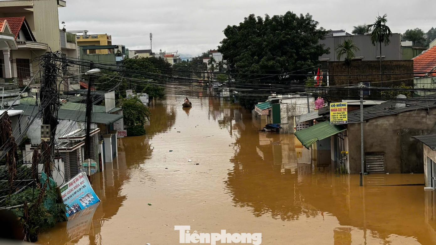 Chạy lũ chỉ kịp ôm con, còn lại để mặc cho nước cuốn trôi- Ảnh 2.