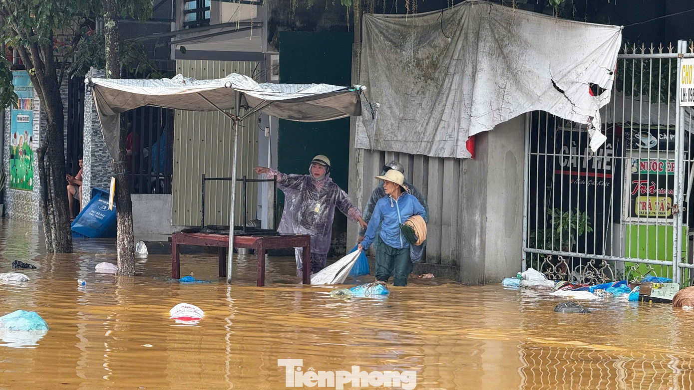 Chạy lũ chỉ kịp ôm con, còn lại để mặc cho nước cuốn trôi- Ảnh 3.