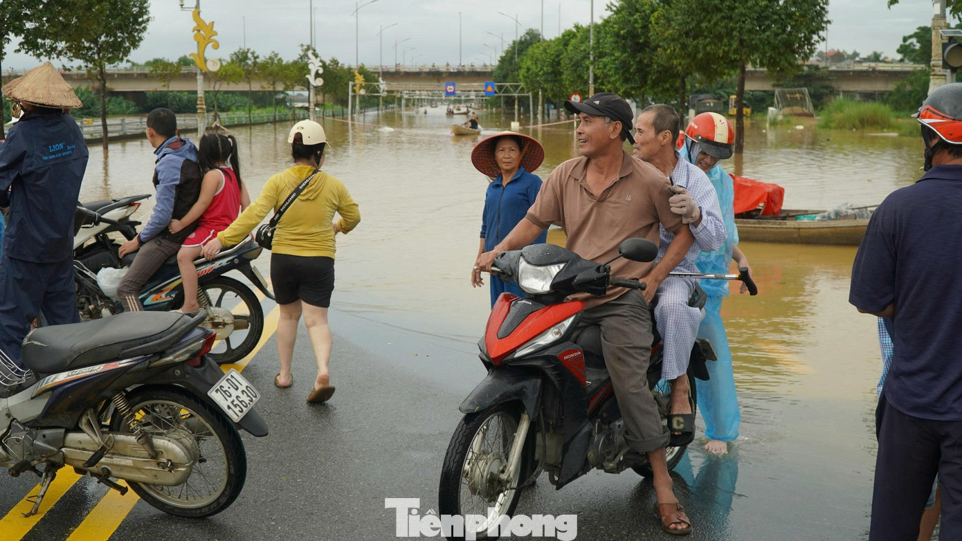 Chạy lũ chỉ kịp ôm con, còn lại để mặc cho nước cuốn trôi- Ảnh 4.