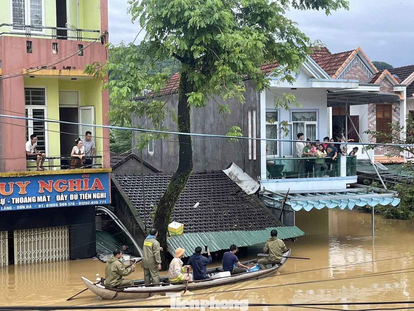 Chạy lũ chỉ kịp ôm con, còn lại để mặc cho nước cuốn trôi- Ảnh 5.
