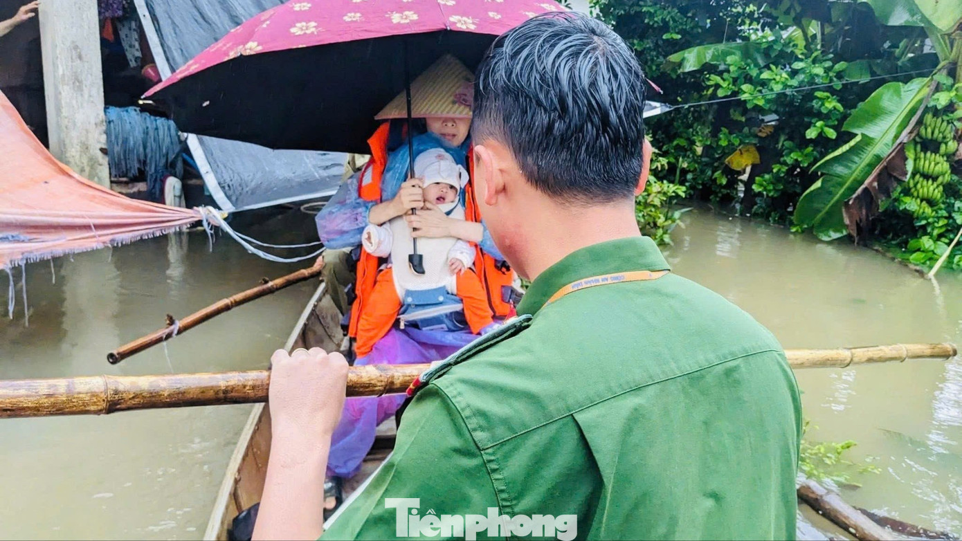 Chạy lũ chỉ kịp ôm con, còn lại để mặc cho nước cuốn trôi- Ảnh 6.