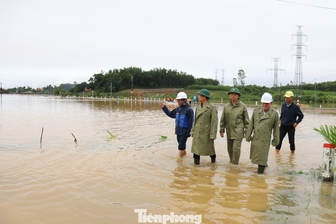 Chạy lũ chỉ kịp ôm con, còn lại để mặc cho nước cuốn trôi- Ảnh 8.
