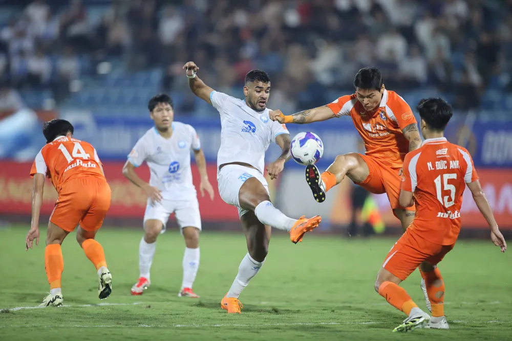 Nhà đương kim vô địch Nam Định sẽ không dễ dàng có chiến thắng ở Pleiku. Ảnh: CCT. duong-kim-vo-dich-v-league-san-diem-o-pho-nui (1).jpg
