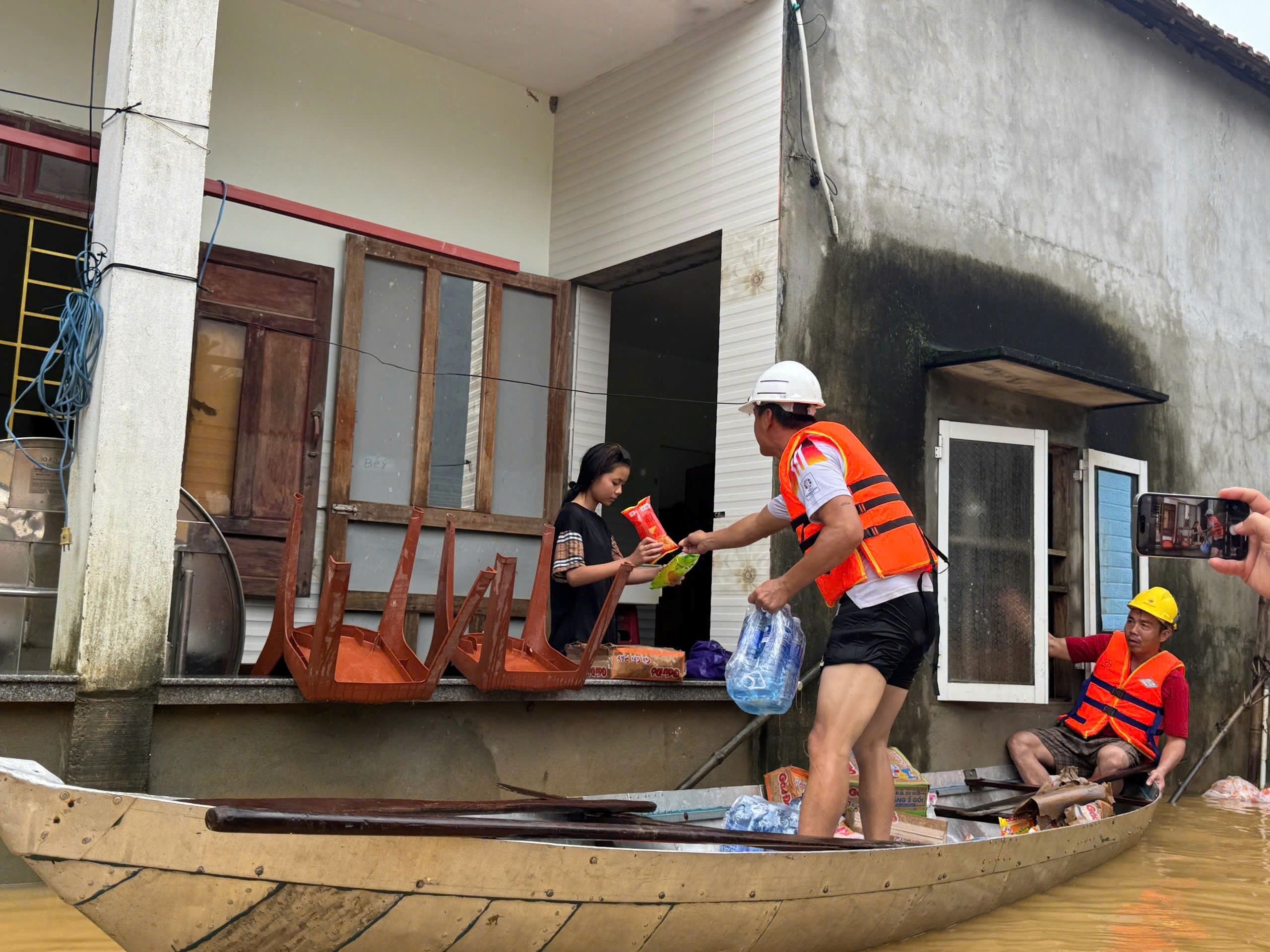 Trắng đêm giữ kè, chống lũ - Ảnh 2.