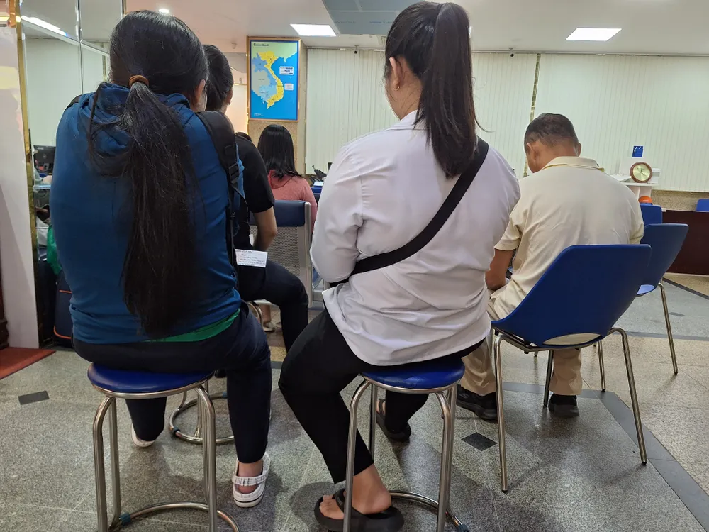 Nhiều người chờ đợi mua bạc. Ảnh: ĐL p11 khach- hang-cho-doi-mua- bac 1.jpg