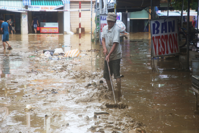 Vùng rốn lũ Đà Nẵng dọn bùn khi lũ rút. Ảnh: Văn Đông