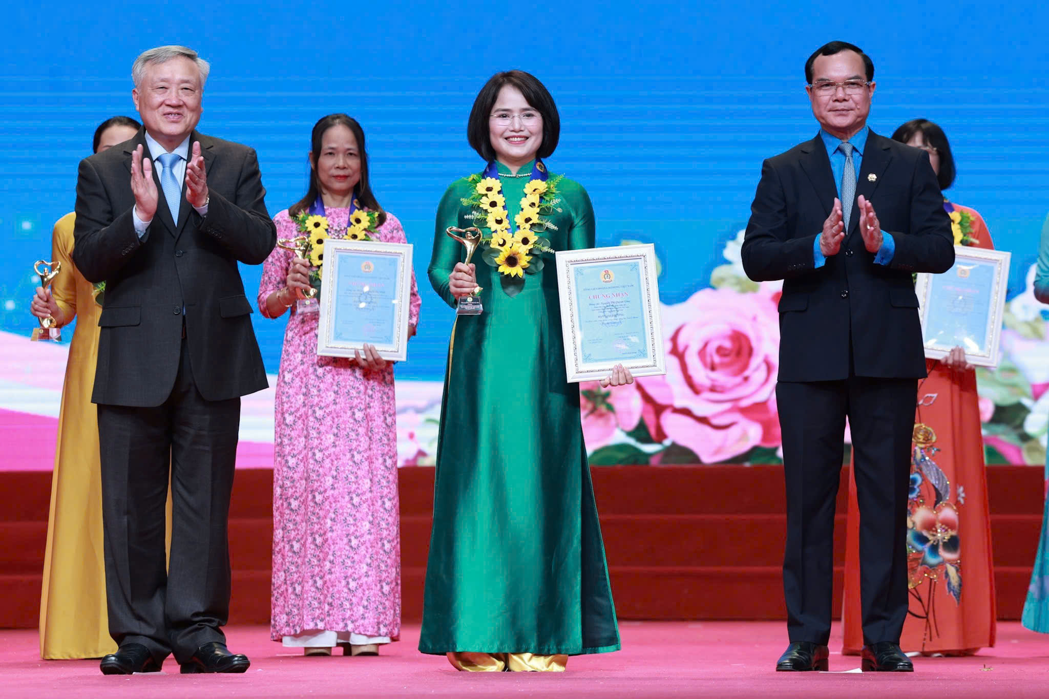 Trao tặng Giải thưởng 