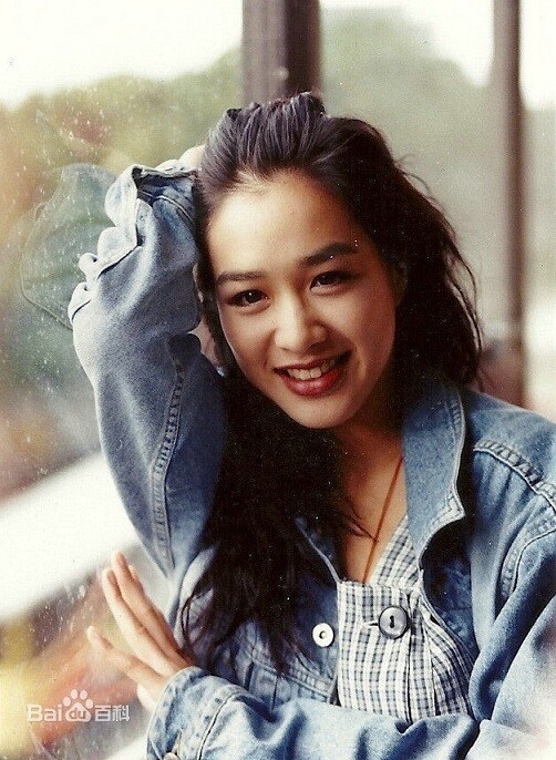 Mẹ là “biểu tượng gợi cảm châu Á”, con gái út của Chung Lệ Đề 15 tuổi đã cao 1m70, đẹp chấn động showbiz 4 Vẻ đẹp vừa ngây thơ lại pha chút quyến rũ của mỹ nhân một thời.