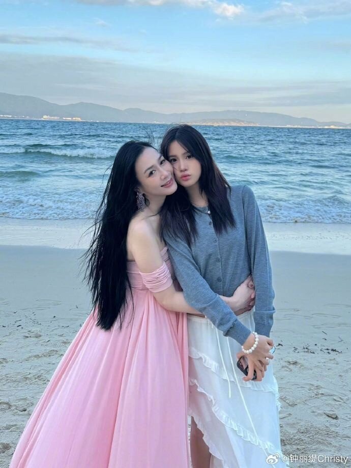 Mẹ là “biểu tượng gợi cảm châu Á”, con gái út của Chung Lệ Đề 15 tuổi đã cao 1m70, đẹp chấn động showbiz 14 Cayla chính là bản sao hoàn hảo của người mẹ mỹ nhân.