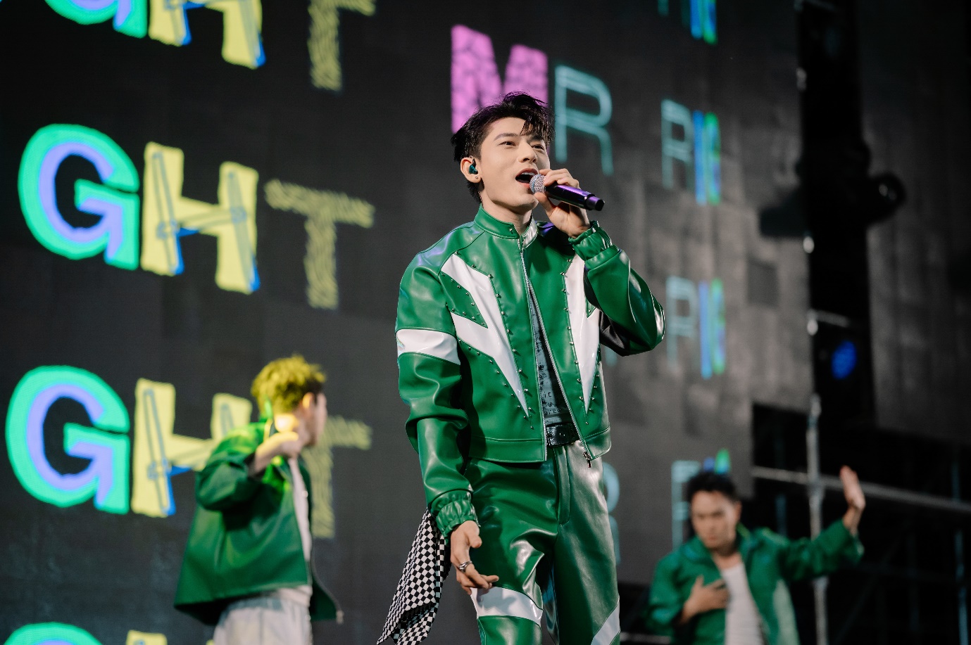 ISAAC, MONO bùng nổ tại đêm nhạc Prime Night - VPBank Đất Sen Hồng Music Marathon 2025- Ảnh 2. ISAAC, MONO bùng nổ tại đêm nhạc Prime Night - VPBank Đất Sen Hồng Music Marathon 2025- Ảnh 2.