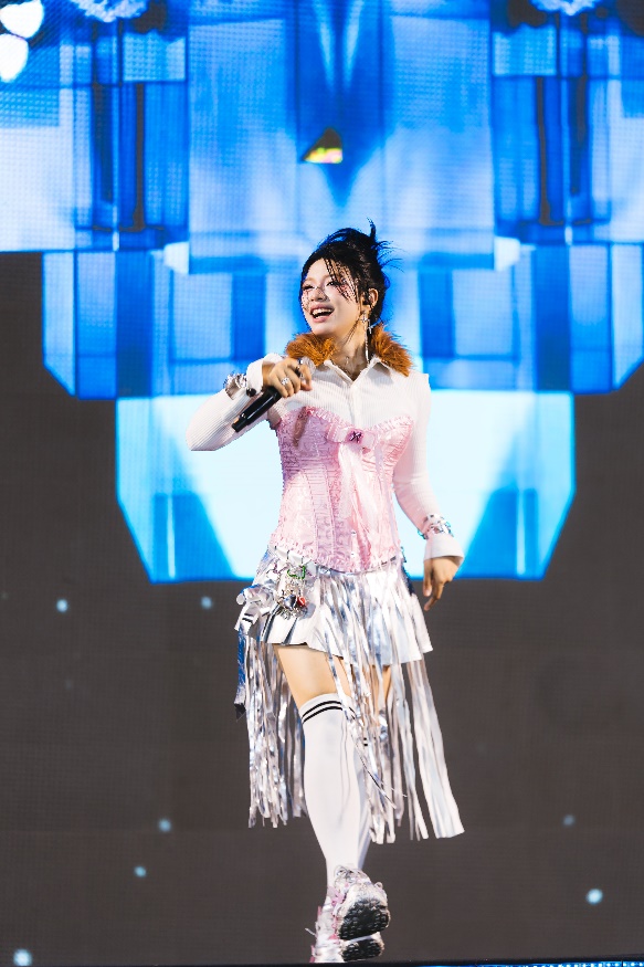 ISAAC, MONO bùng nổ tại đêm nhạc Prime Night - VPBank Đất Sen Hồng Music Marathon 2025- Ảnh 5. ISAAC, MONO bùng nổ tại đêm nhạc Prime Night - VPBank Đất Sen Hồng Music Marathon 2025- Ảnh 5.