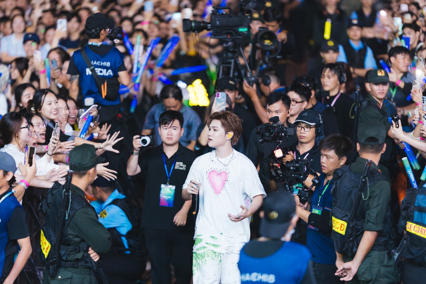 ISAAC, MONO bùng nổ tại đêm nhạc Prime Night - VPBank Đất Sen Hồng Music Marathon 2025- Ảnh 4. ISAAC, MONO bùng nổ tại đêm nhạc Prime Night - VPBank Đất Sen Hồng Music Marathon 2025- Ảnh 4.