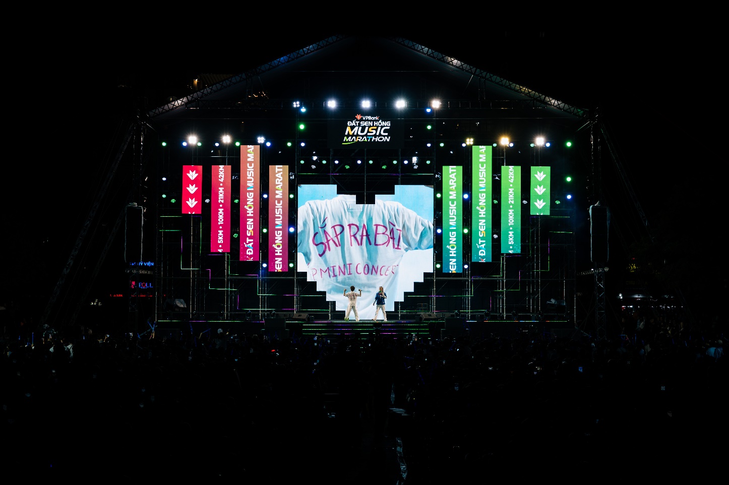 ISAAC, MONO bùng nổ tại đêm nhạc Prime Night - VPBank Đất Sen Hồng Music Marathon 2025- Ảnh 10. ISAAC, MONO bùng nổ tại đêm nhạc Prime Night - VPBank Đất Sen Hồng Music Marathon 2025- Ảnh 10.