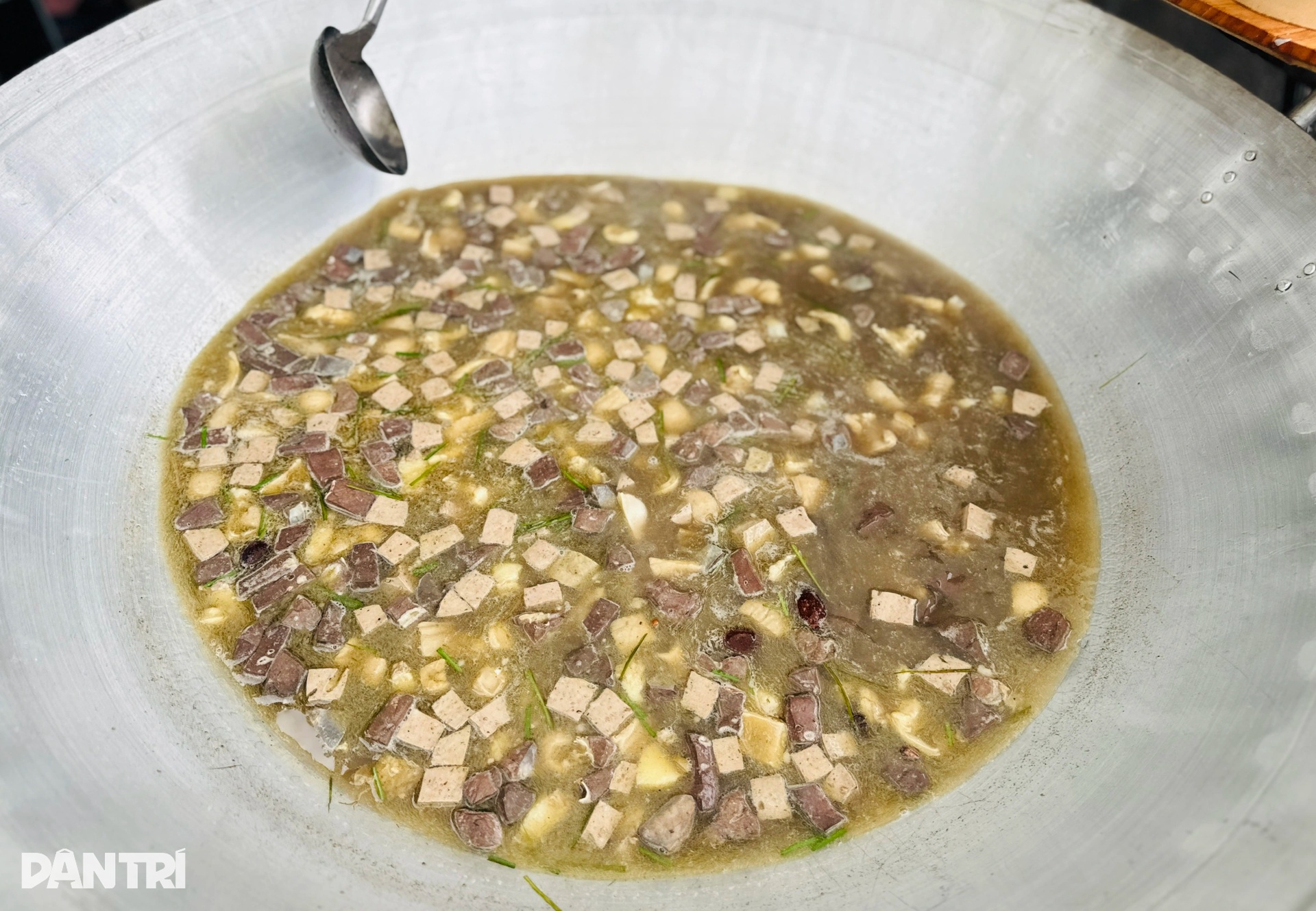 Cầm 200.000 đồng ăn đủ món ngon 3 miền tại Hội chợ Mùa Thu ở Hà Nội - 5