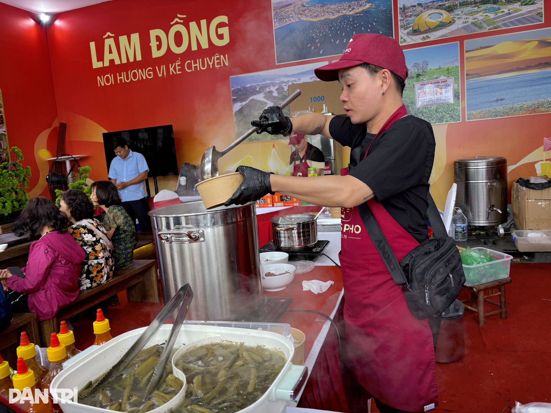 Cầm 200.000 đồng ăn đủ món ngon 3 miền tại Hội chợ Mùa Thu ở Hà Nội - 7