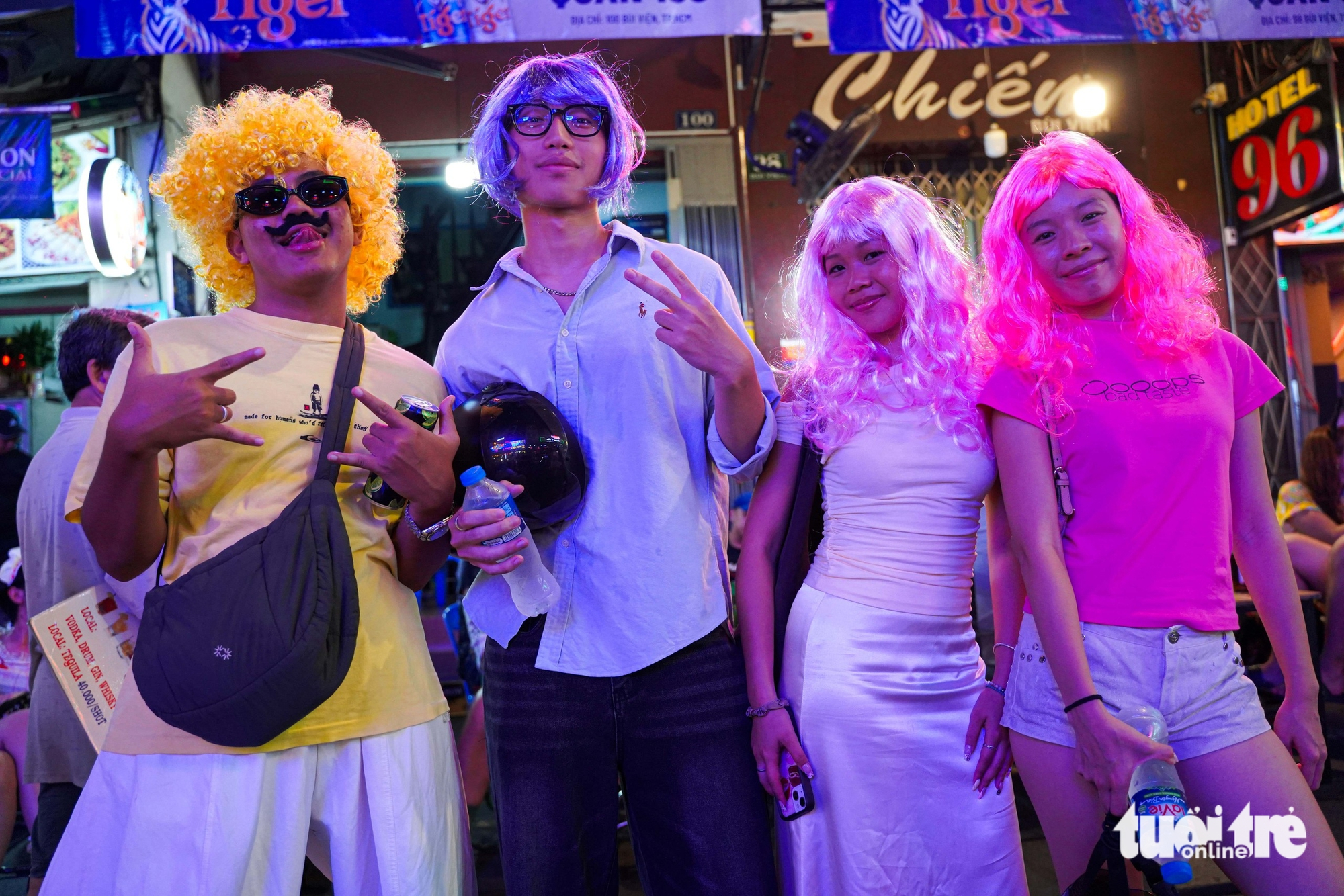 Giới trẻ đổ về Bùi Viện hóa trang cực cháy đêm Halloween 3 halloween - Ảnh 9.