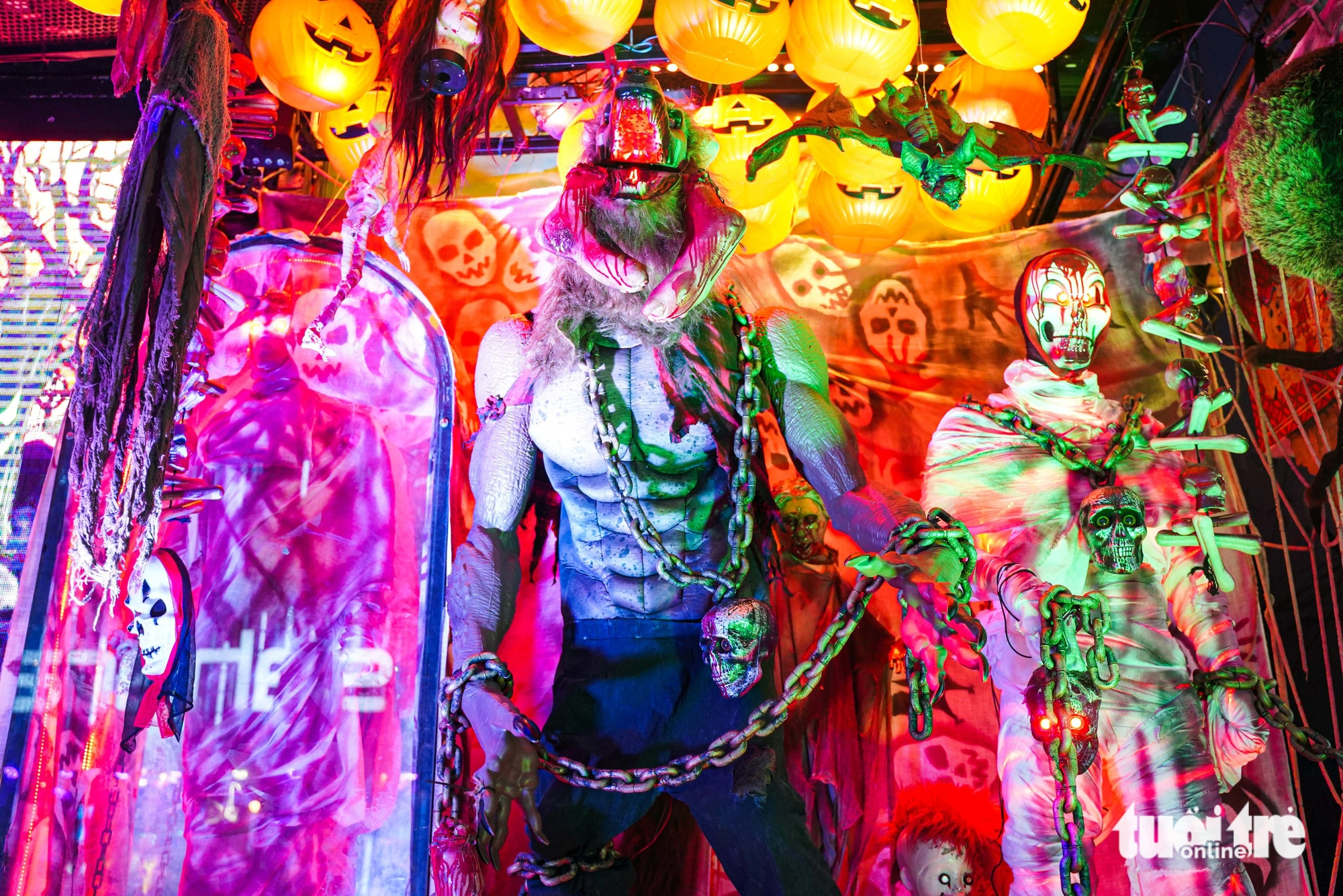 Giới trẻ đổ về Bùi Viện hóa trang cực cháy đêm Halloween 6 1761871416 847 Gioi tre do ve Bui Vien hoa trang cuc chay