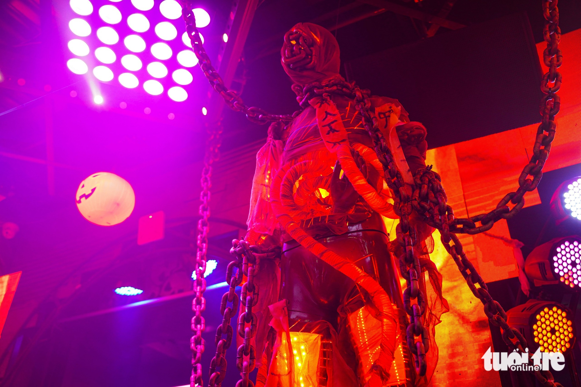 Giới trẻ đổ về Bùi Viện hóa trang cực cháy đêm Halloween 7 1761871417 994 Gioi tre do ve Bui Vien hoa trang cuc chay