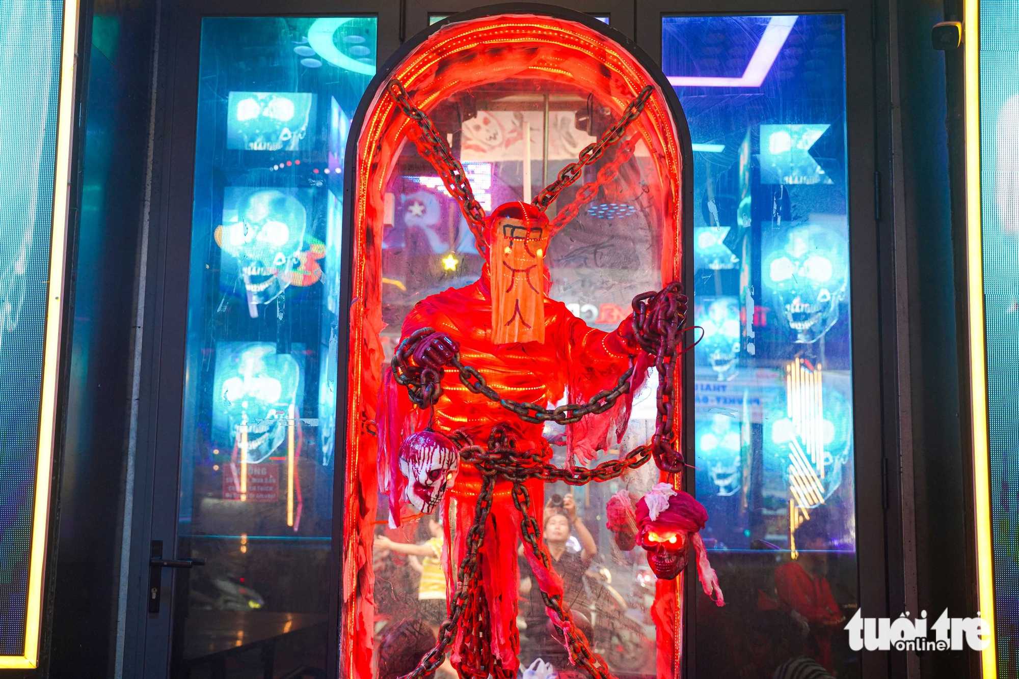 Giới trẻ đổ về Bùi Viện hóa trang cực cháy đêm Halloween 8 1761871418 558 Gioi tre do ve Bui Vien hoa trang cuc chay