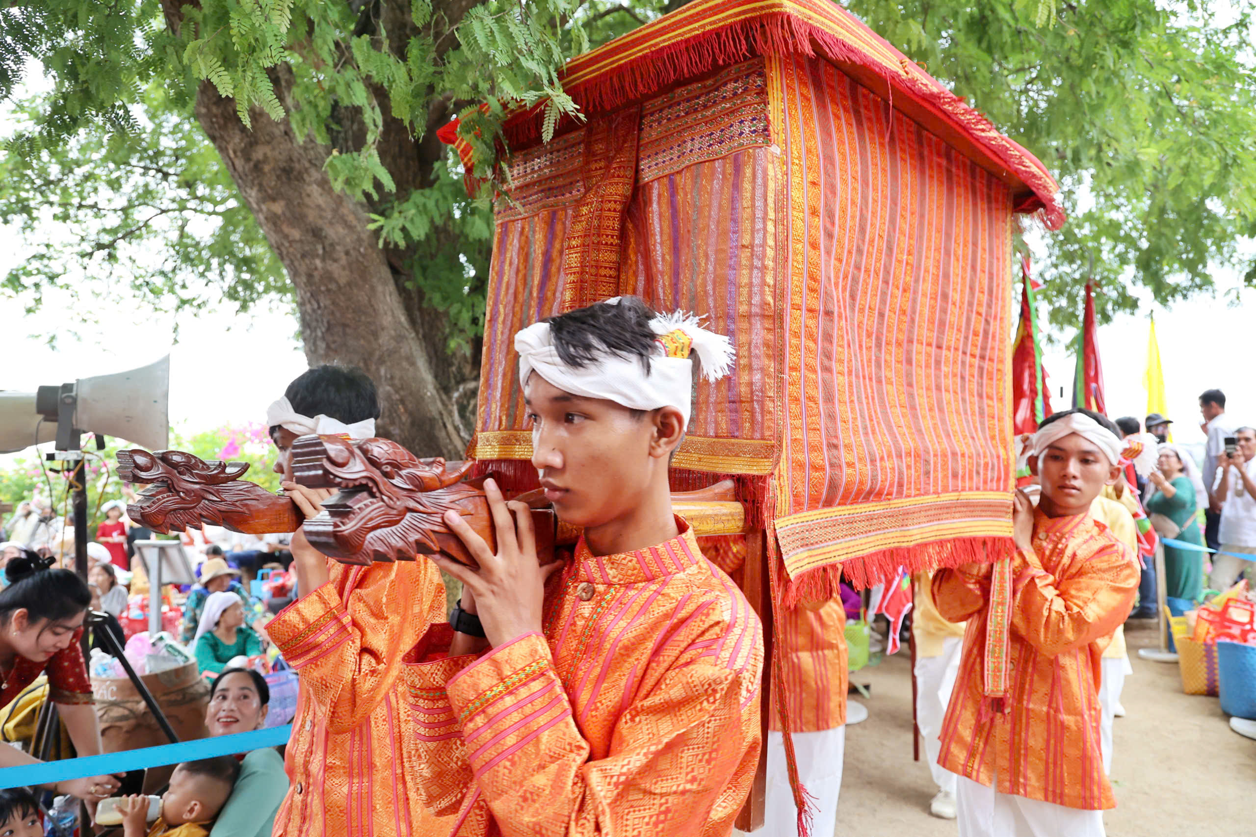 Hình ảnh đặc sắc vui đón lễ hội Katê từ hàng nghìn người dân, du khách - Ảnh 4. Hình ảnh đặc sắc vui đón lễ hội Katê từ hàng nghìn người dân, du khách - Ảnh 4.