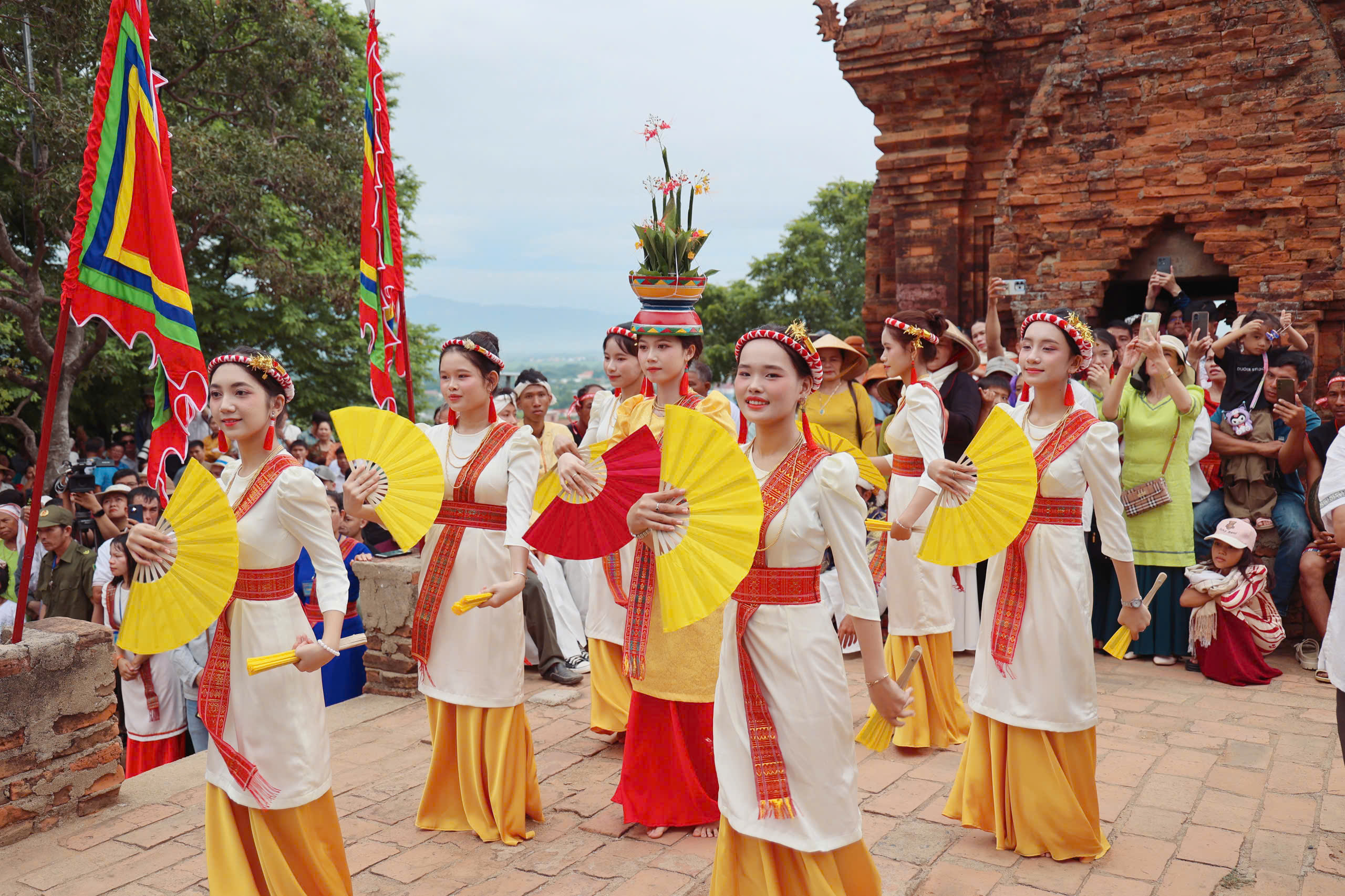 Hình ảnh đặc sắc vui đón lễ hội Katê từ hàng nghìn người dân, du khách - Ảnh 6. Hình ảnh đặc sắc vui đón lễ hội Katê từ hàng nghìn người dân, du khách - Ảnh 6.