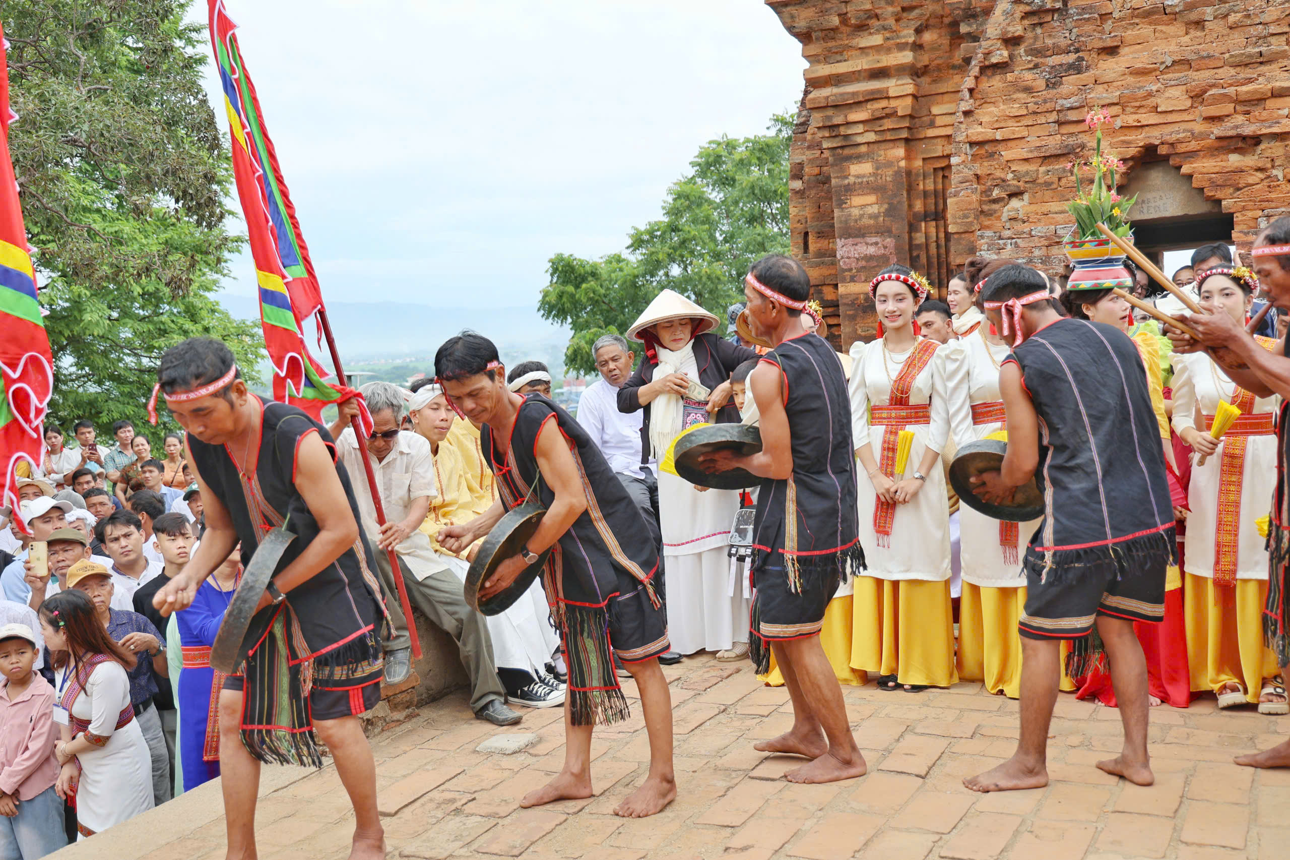 Hình ảnh đặc sắc vui đón lễ hội Katê từ hàng nghìn người dân, du khách - Ảnh 7. Hình ảnh đặc sắc vui đón lễ hội Katê từ hàng nghìn người dân, du khách - Ảnh 7.