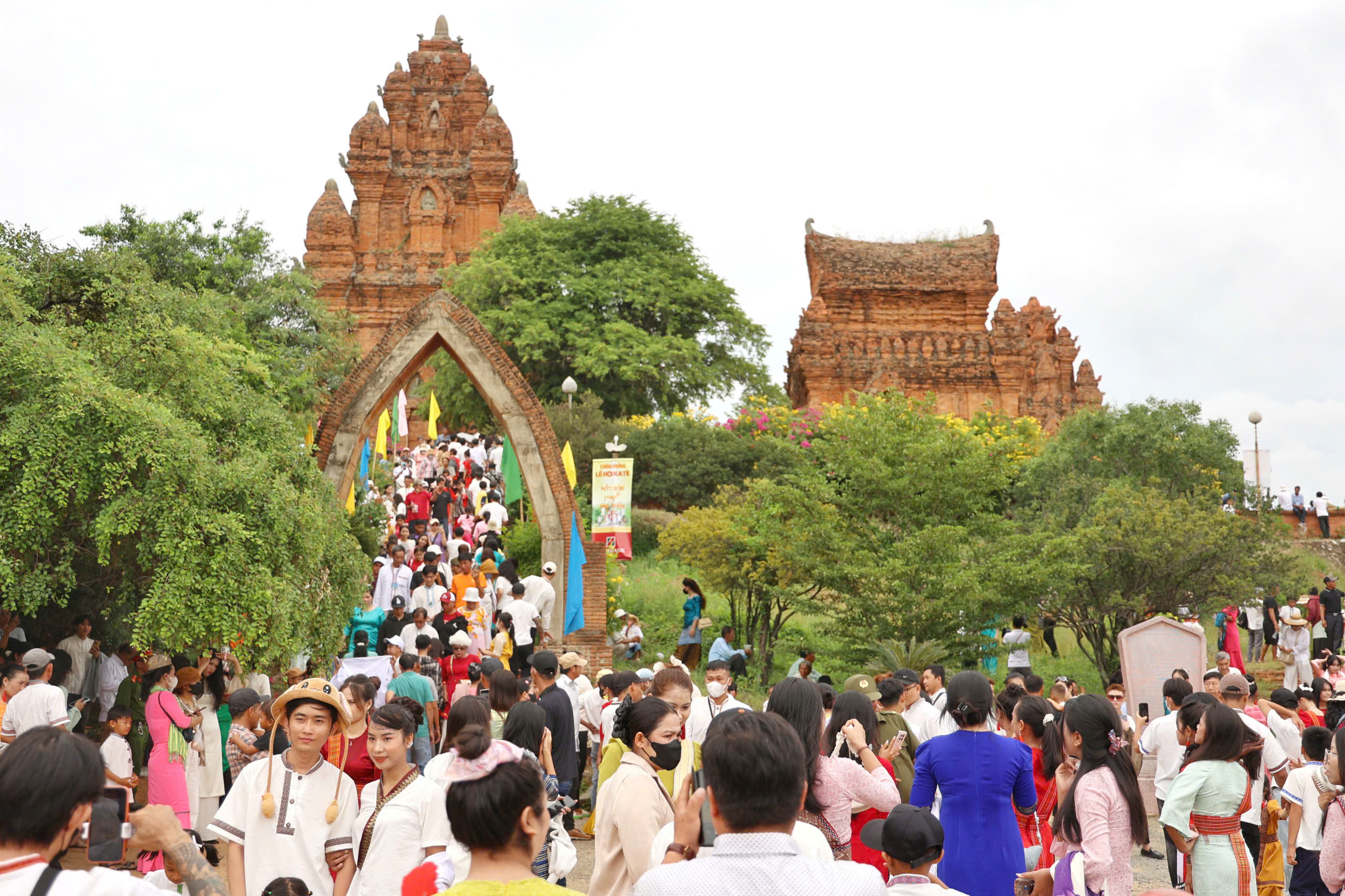 Hình ảnh đặc sắc vui đón lễ hội Katê từ hàng nghìn người dân, du khách - Ảnh 10. Hình ảnh đặc sắc vui đón lễ hội Katê từ hàng nghìn người dân, du khách - Ảnh 10.