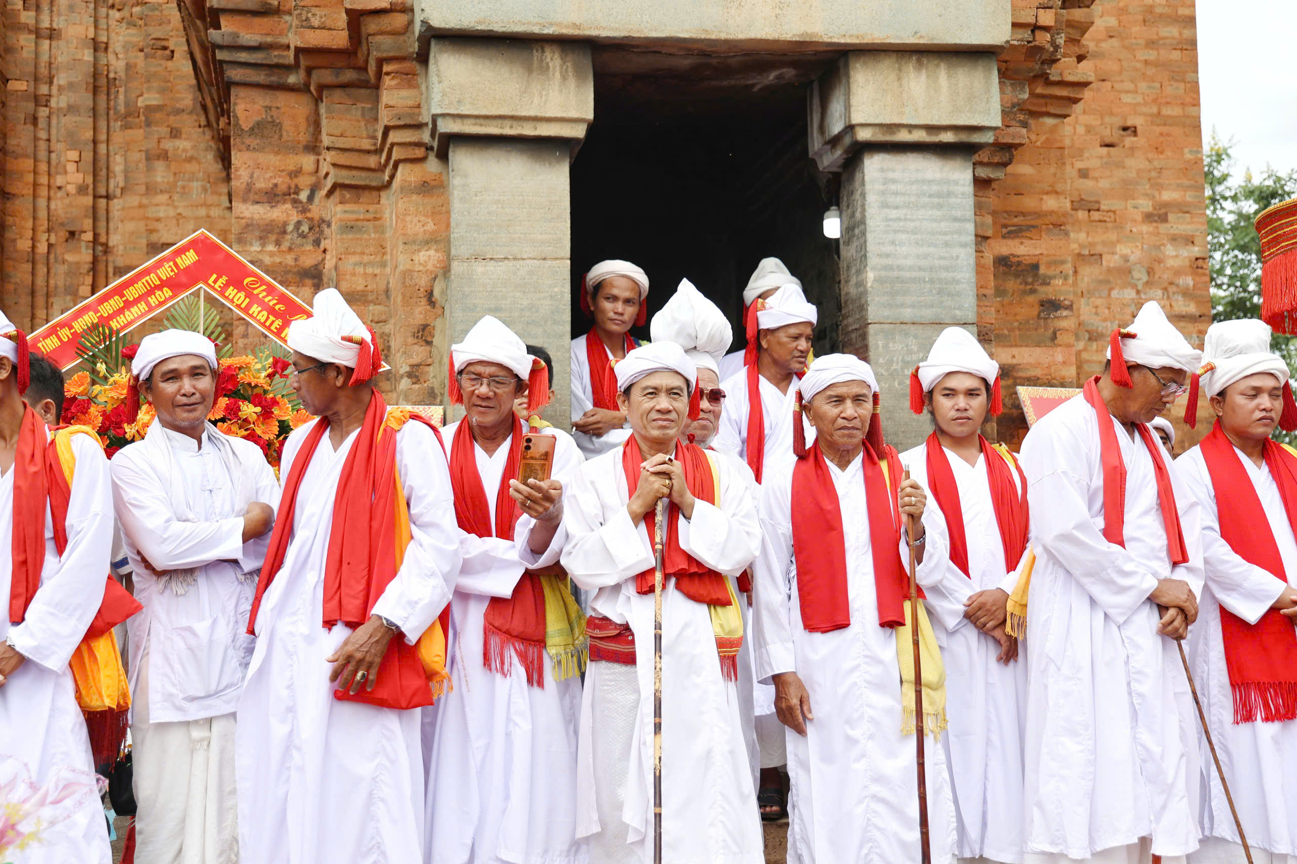 Hình ảnh đặc sắc vui đón lễ hội Katê từ hàng nghìn người dân, du khách - Ảnh 9. Hình ảnh đặc sắc vui đón lễ hội Katê từ hàng nghìn người dân, du khách - Ảnh 9.