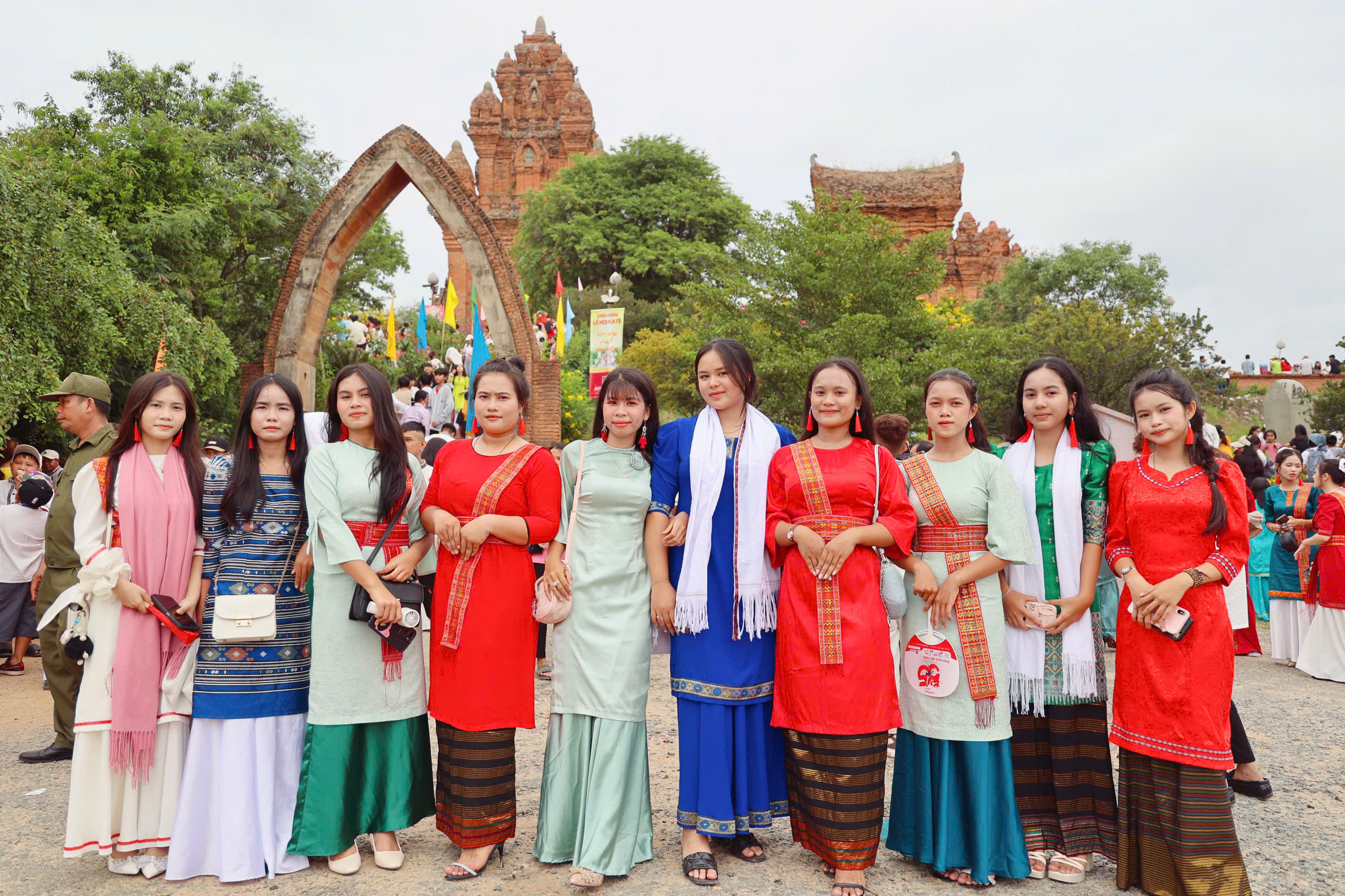 Hình ảnh đặc sắc vui đón lễ hội Katê từ hàng nghìn người dân, du khách - Ảnh 11. Hình ảnh đặc sắc vui đón lễ hội Katê từ hàng nghìn người dân, du khách - Ảnh 11.