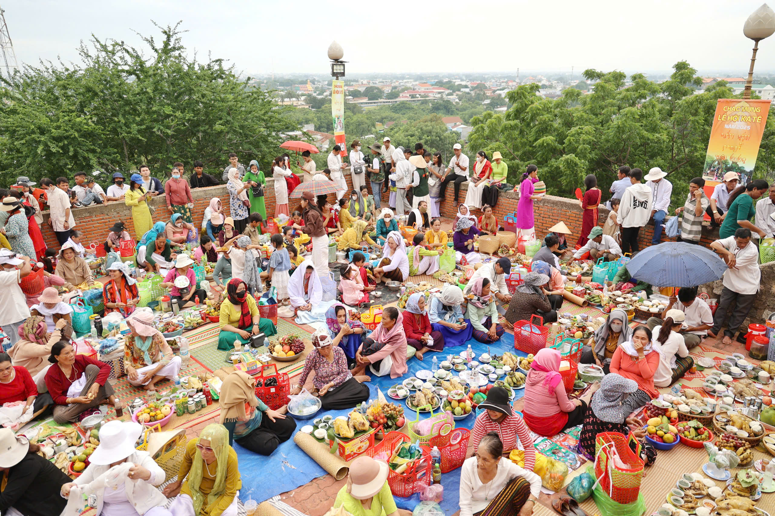 Hình ảnh đặc sắc vui đón lễ hội Katê từ hàng nghìn người dân, du khách - Ảnh 12. Hình ảnh đặc sắc vui đón lễ hội Katê từ hàng nghìn người dân, du khách - Ảnh 12.