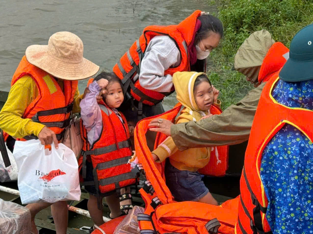 Lữ đoàn 574 cứu 9 người mắc kẹt giữa mưa lũ, đang đói và khát nhiều giờ liền - Ảnh 2.