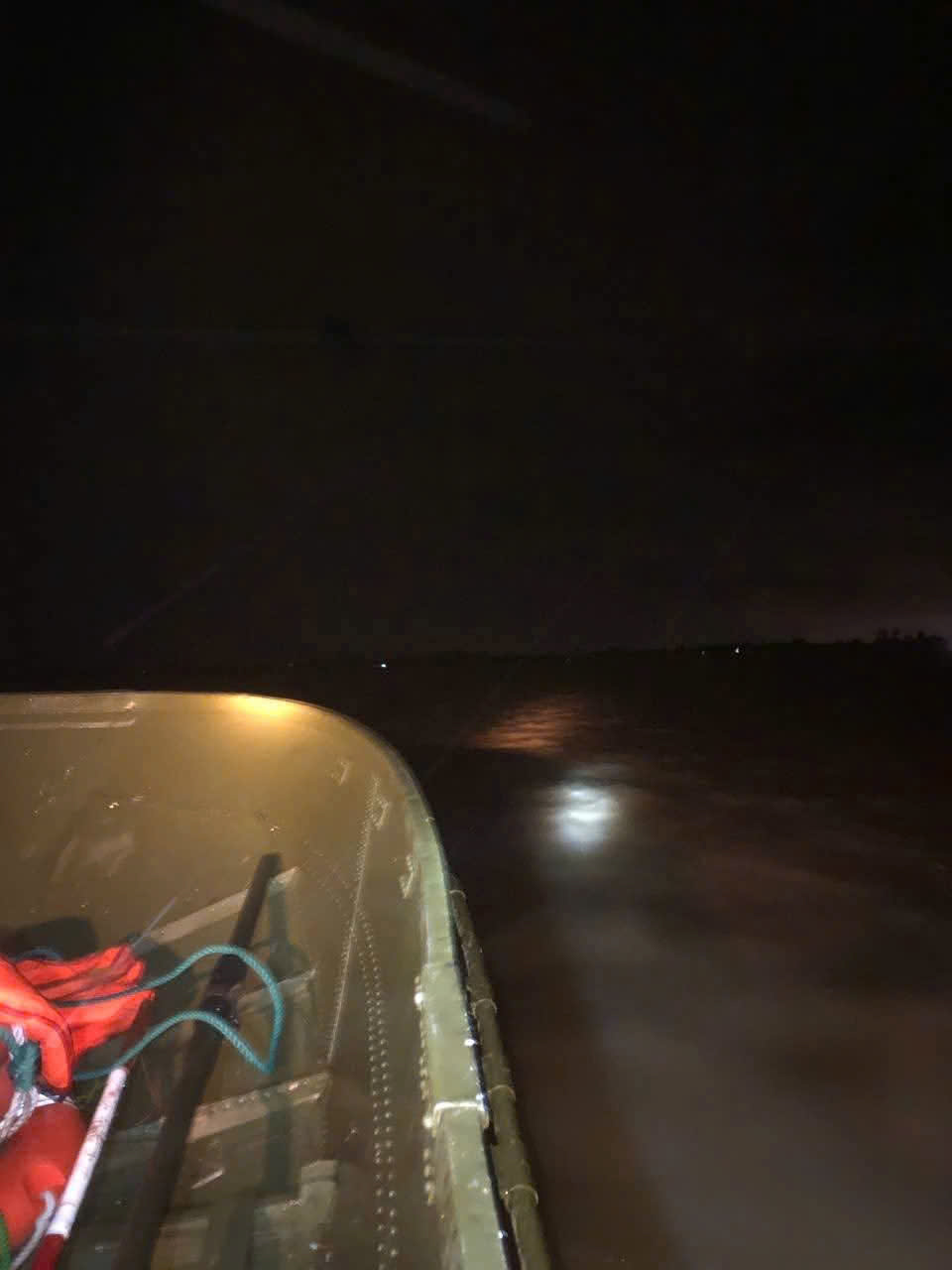 Lữ đoàn 574 cứu 9 người mắc kẹt giữa mưa lũ, đang đói và khát nhiều giờ liền - Ảnh 4.