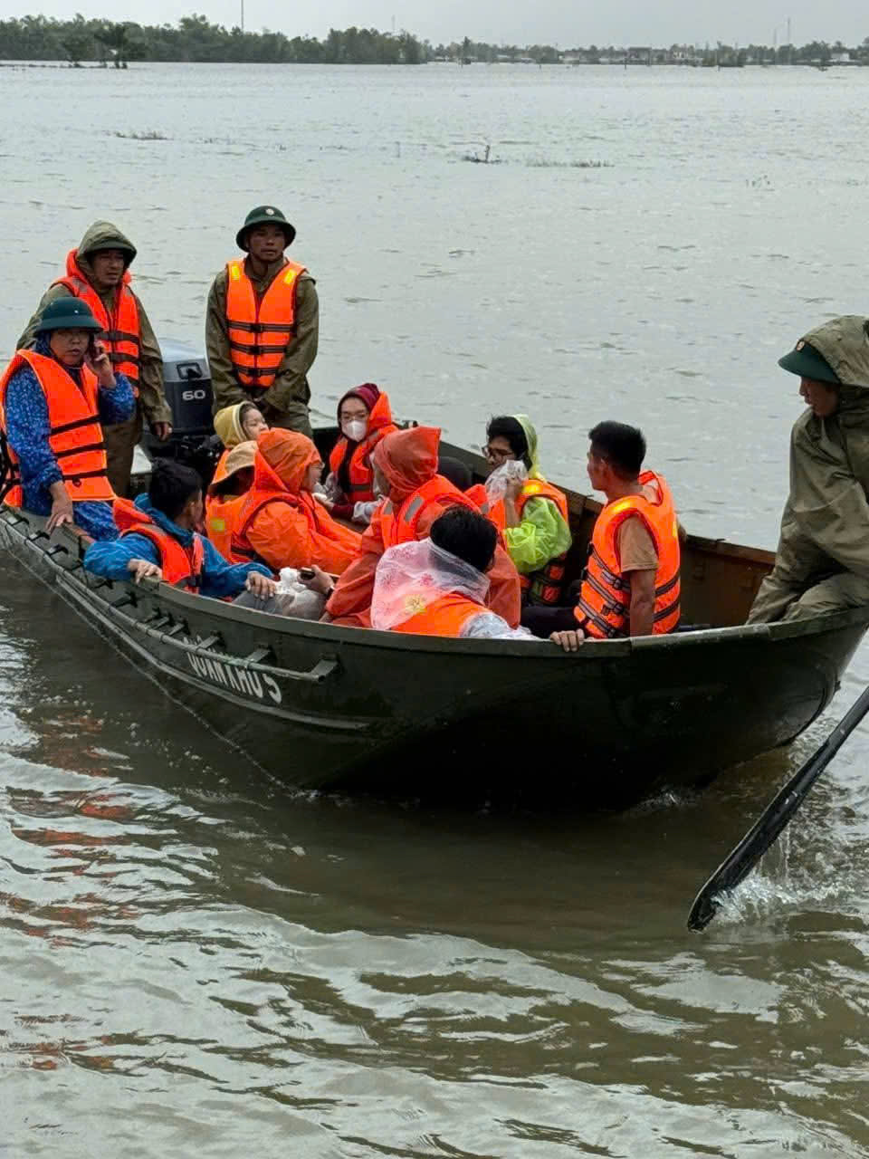 Lữ đoàn 574 cứu 9 người mắc kẹt giữa mưa lũ, đang đói và khát nhiều giờ liền - Ảnh 3.