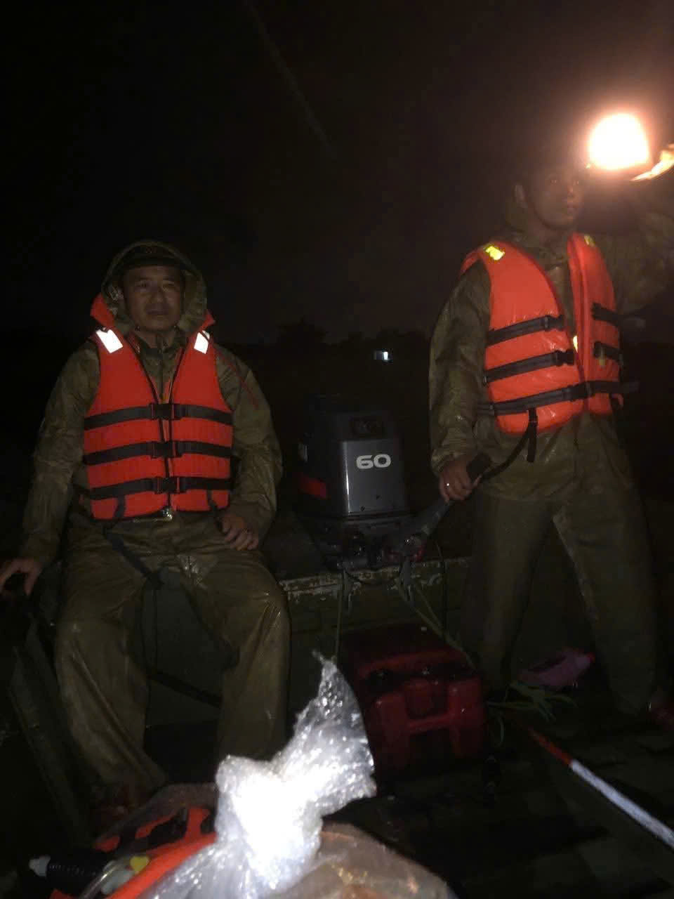 Lữ đoàn 574 cứu 9 người mắc kẹt giữa mưa lũ, đang đói và khát nhiều giờ liền - Ảnh 5.