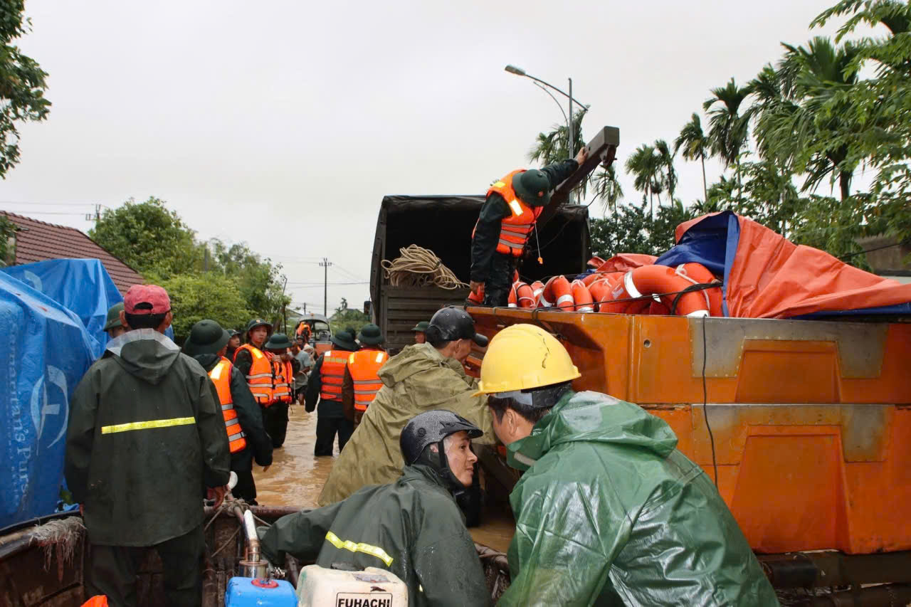Lữ đoàn 574 cứu 9 người mắc kẹt giữa mưa lũ, đang đói và khát nhiều giờ liền - Ảnh 8.