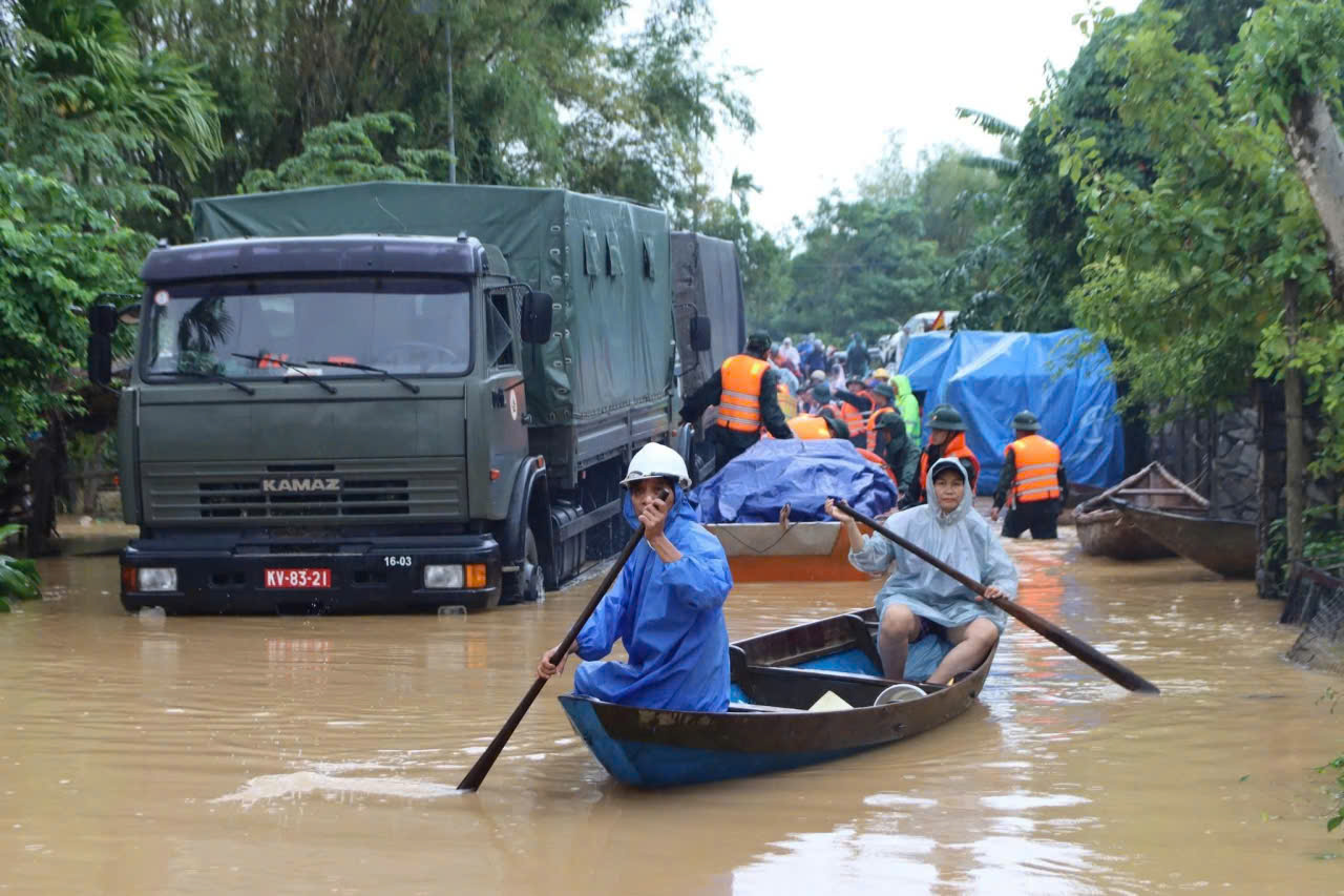 Lữ đoàn 574 cứu 9 người mắc kẹt giữa mưa lũ, đang đói và khát nhiều giờ liền - Ảnh 9.
