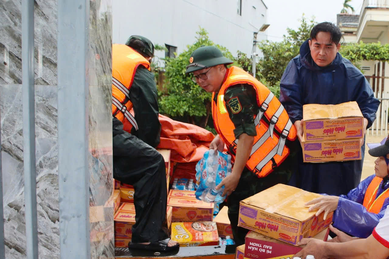 Lữ đoàn 574 cứu 9 người mắc kẹt giữa mưa lũ, đang đói và khát nhiều giờ liền - Ảnh 11.