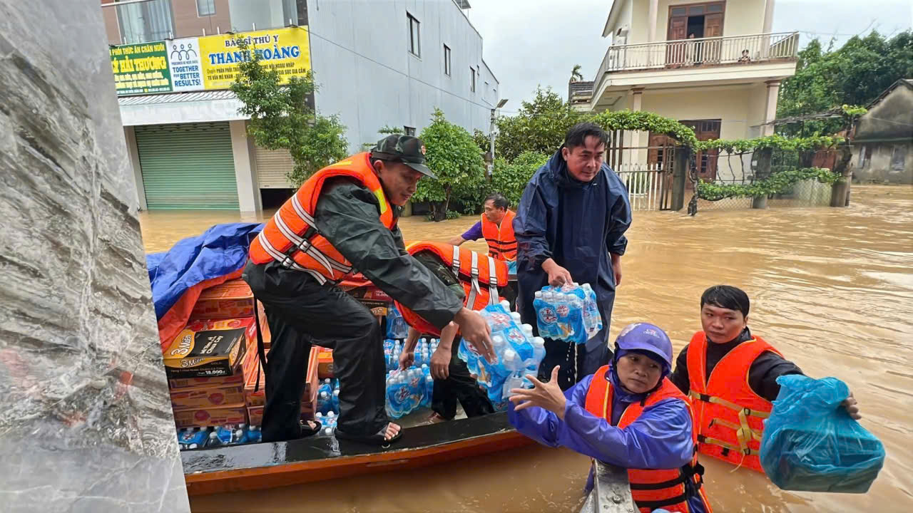 Lữ đoàn 574 cứu 9 người mắc kẹt giữa mưa lũ, đang đói và khát nhiều giờ liền - Ảnh 13.