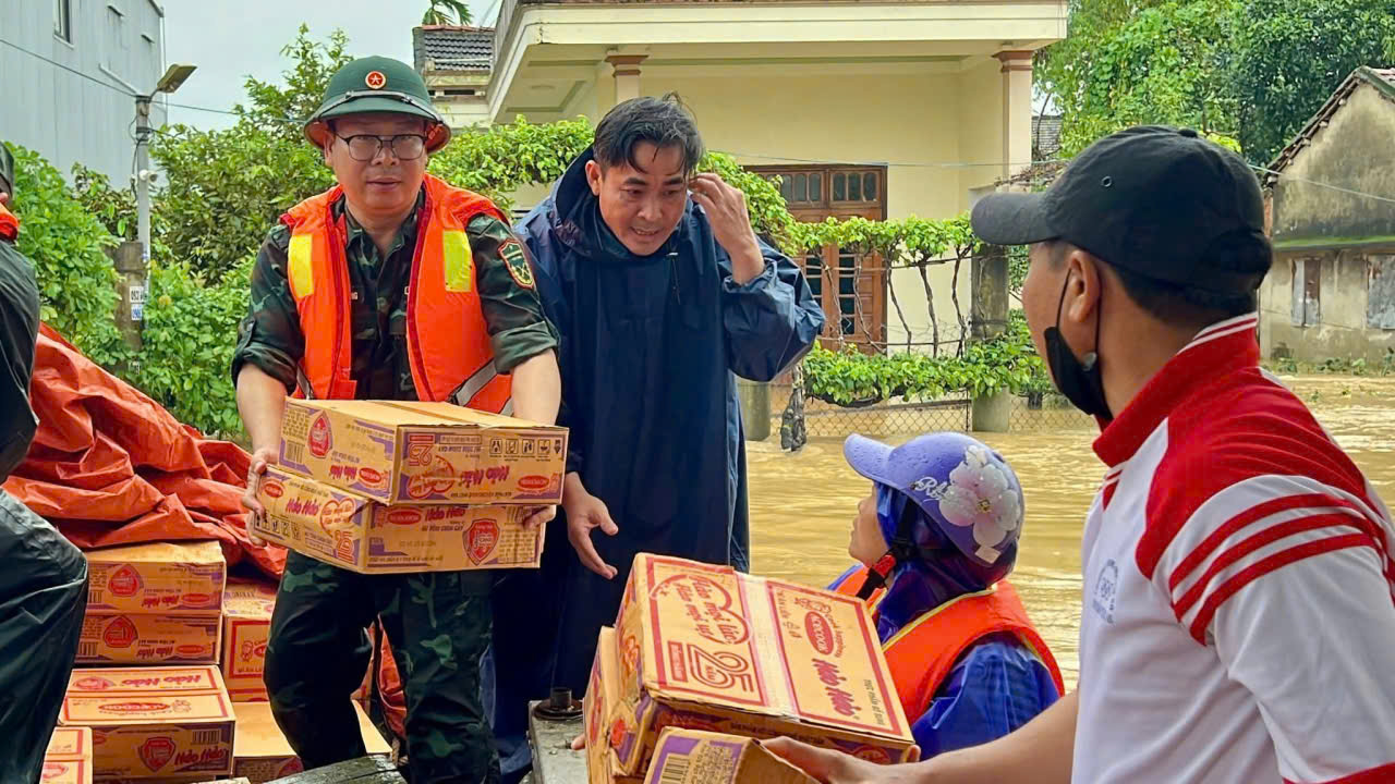 Lữ đoàn 574 cứu 9 người mắc kẹt giữa mưa lũ, đang đói và khát nhiều giờ liền - Ảnh 12.