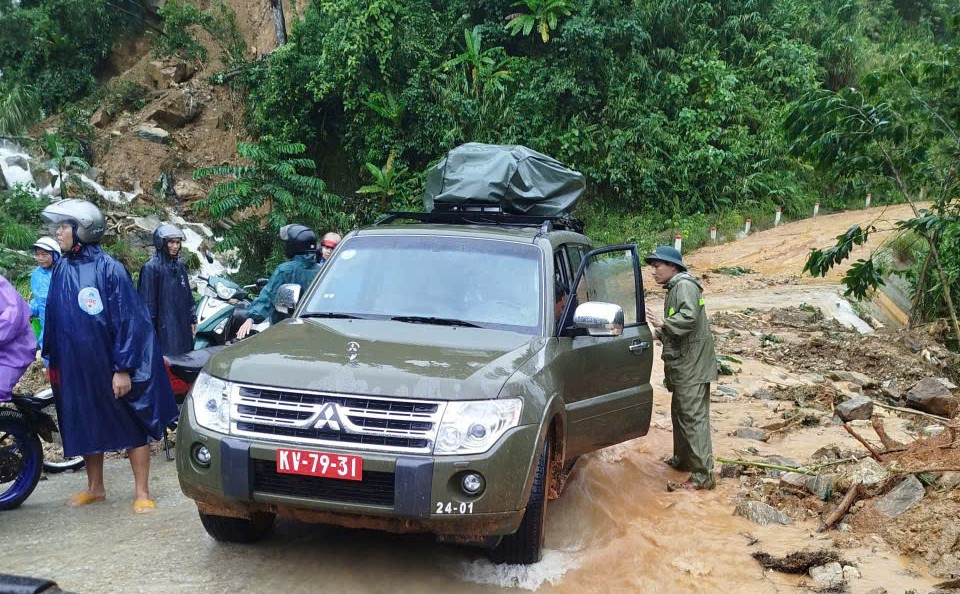 Lữ đoàn 574 cứu 9 người mắc kẹt giữa mưa lũ, đang đói và khát nhiều giờ liền - Ảnh 14.