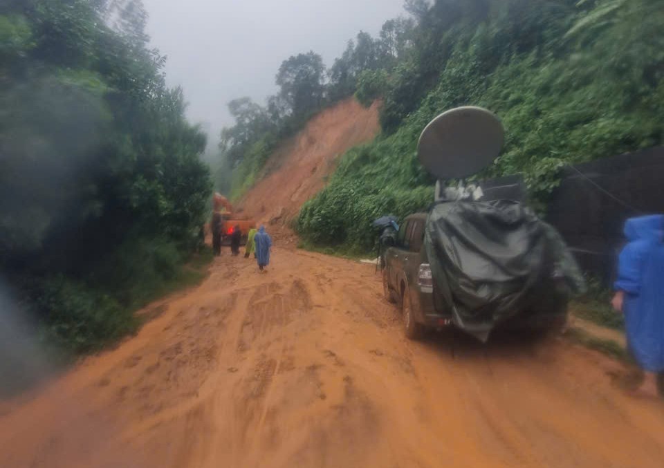 Lữ đoàn 574 cứu 9 người mắc kẹt giữa mưa lũ, đang đói và khát nhiều giờ liền - Ảnh 15.