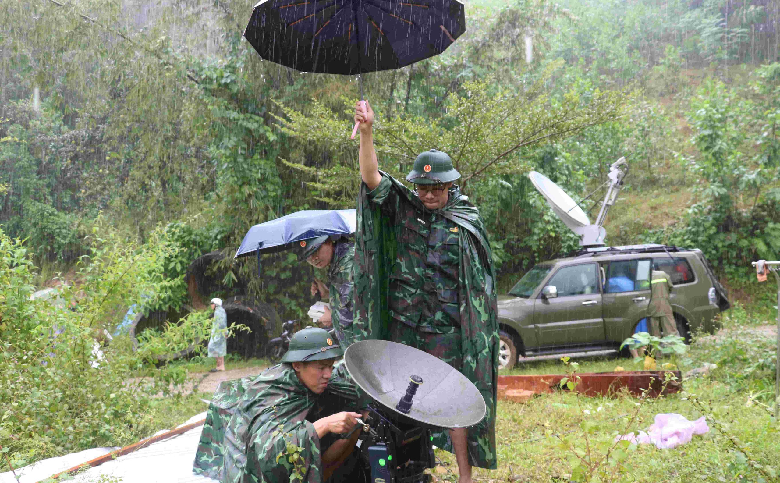 Lữ đoàn 574 cứu 9 người mắc kẹt giữa mưa lũ, đang đói và khát nhiều giờ liền - Ảnh 17.