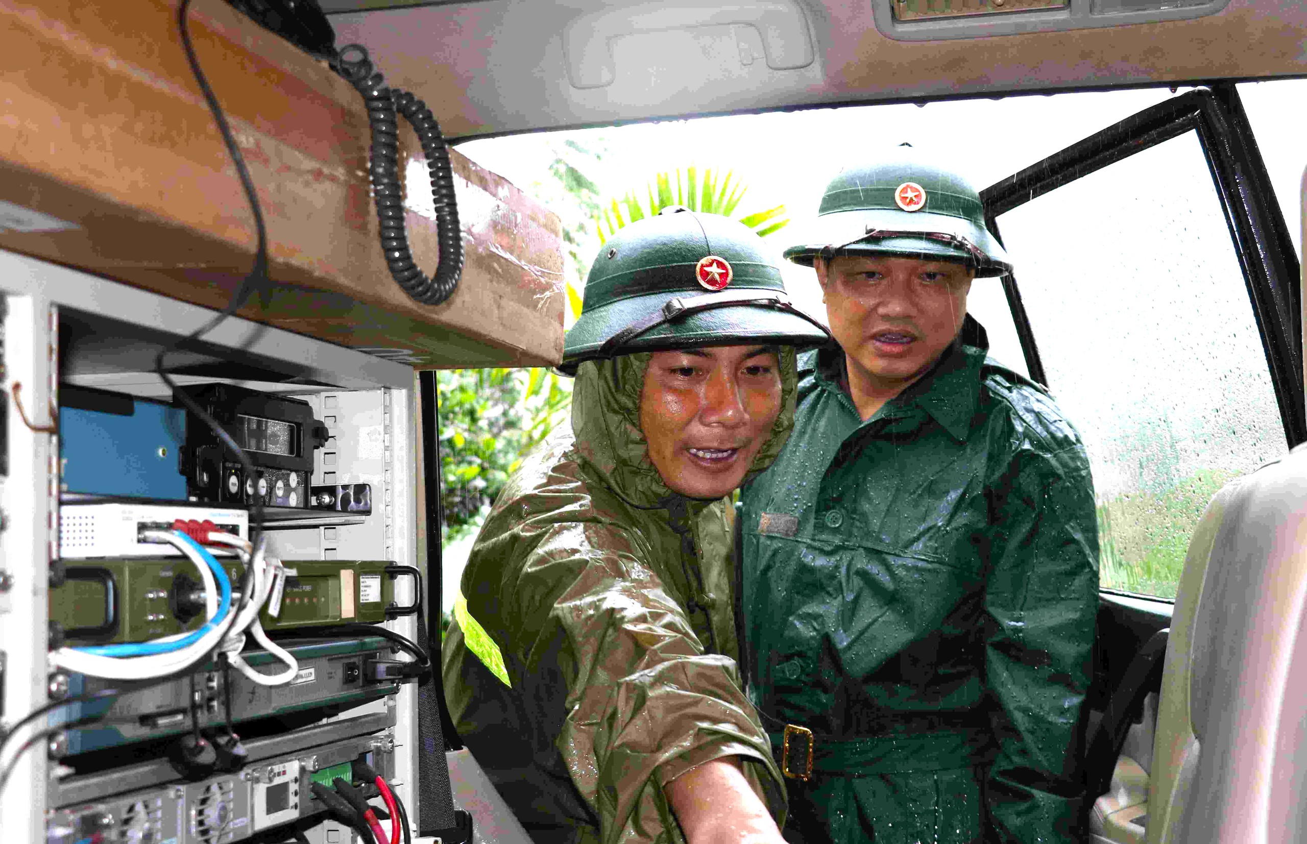 Lữ đoàn 574 cứu 9 người mắc kẹt giữa mưa lũ, đang đói và khát nhiều giờ liền - Ảnh 18.