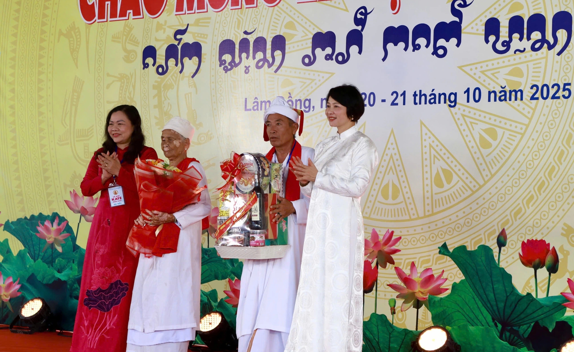 Lễ hội Katê rực rỡ dưới chân tháp PôSahInư: Hồn văn hóa xưa hồi sinh- Ảnh 3. Lễ hội Katê rực rỡ dưới chân tháp PôSahInư: Hồn văn hóa xưa hồi sinh- Ảnh 3.